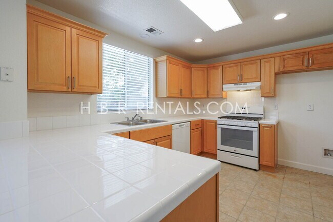 Building Photo - Charming 3-Bed, 2.5-Bath Home in One of Tr...