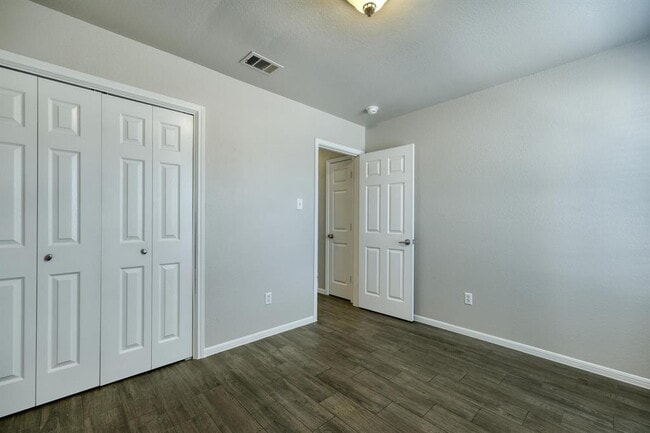 Building Photo - 750 Fallen Oak Dr