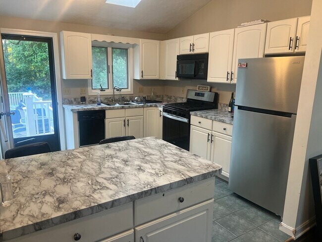 Building Photo - 207 Silverwood Dr