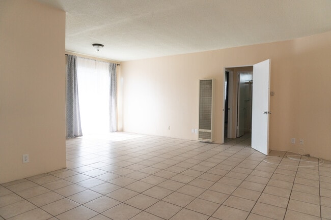 Primary Photo - 616 N St Andrews Pl