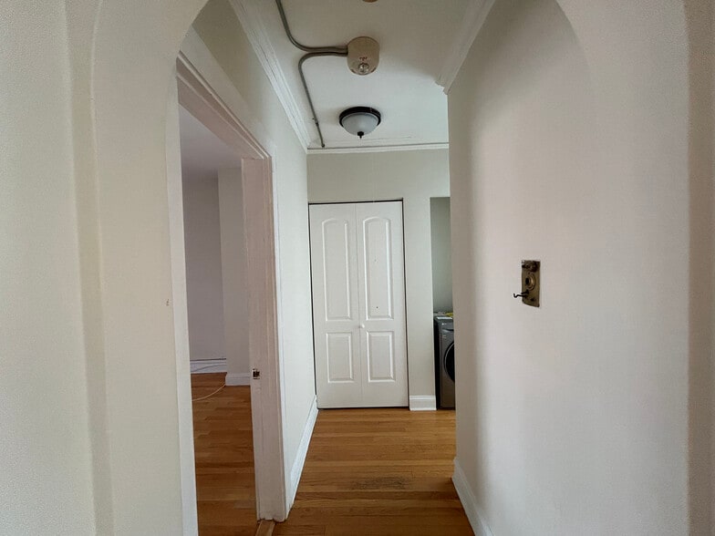 Building Photo - 910 Green Bay Rd