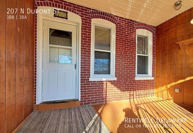 Building Photo - GORGEOUS TOWNHOME
