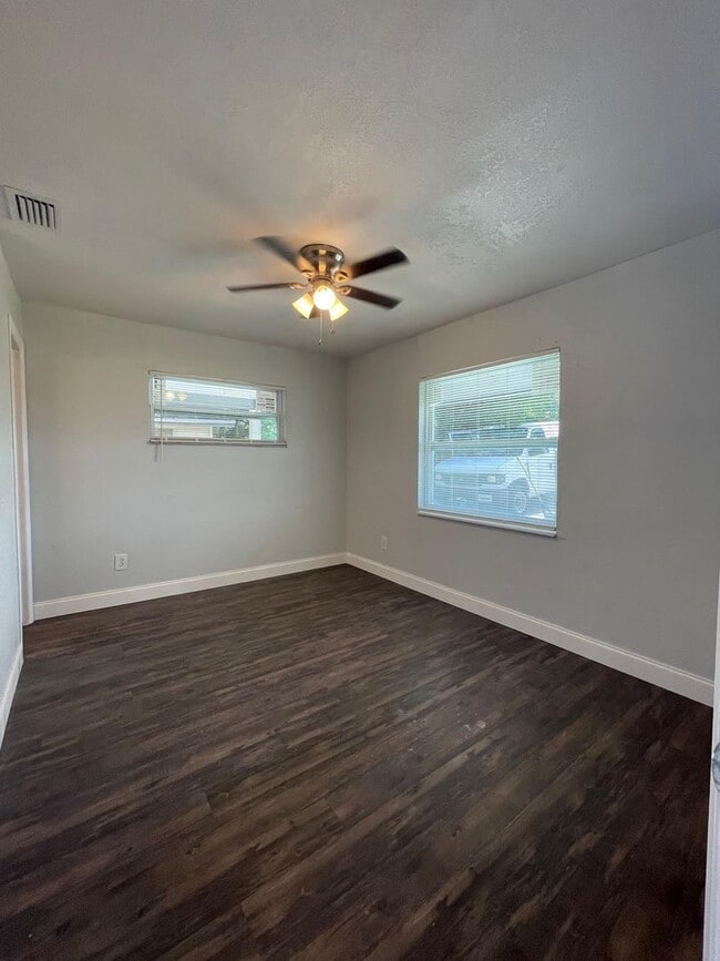 Building Photo - 4 BED/2 BATH Home! AVAILABLE NOW!