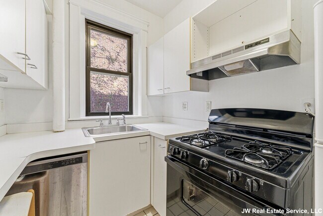 Building Photo - 39 Glenville Ave