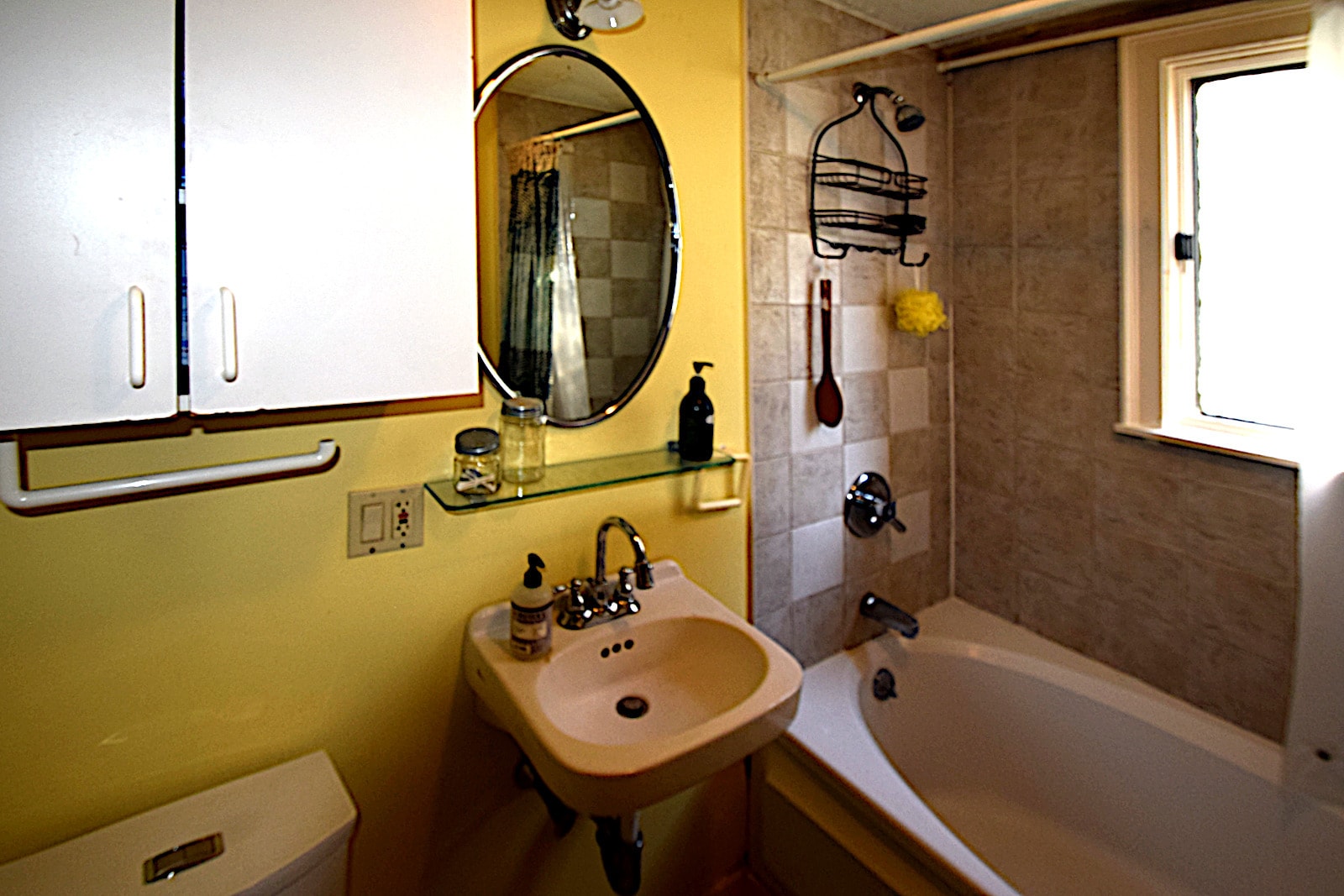 Full Bath (2nd) Oval Tub / Shower - 51 Russell Rd