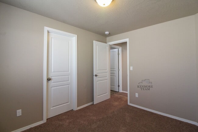 Building Photo - 6101 Turf Paradise Dr