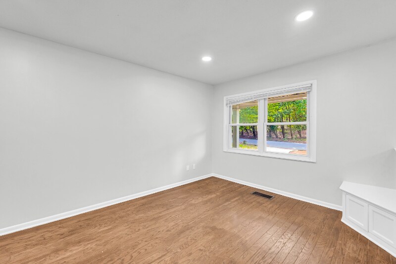 Building Photo - 360 Round Table Rd
