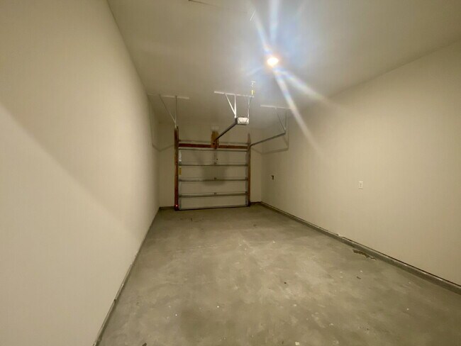 Building Photo - Beautifully Maintained Three Bedroom Townhouse!