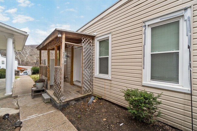 Building Photo - 137-139 Main St