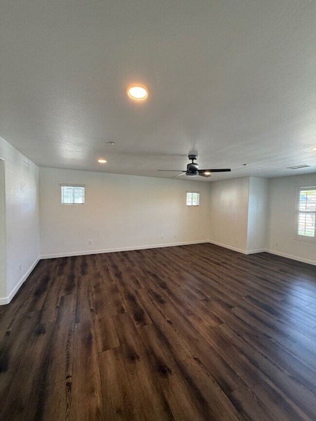 Building Photo - Very Nice 4 bedroom, 3 full bath home in much desired Lakeside neighborhood.