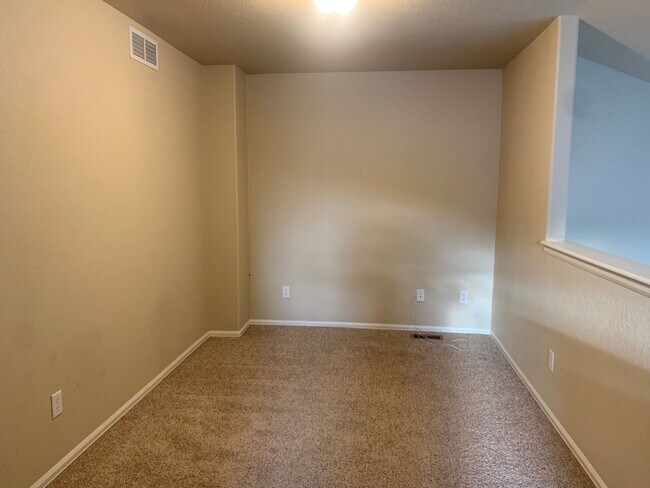 Building Photo - Gorgeous 7 Bed/3.5 Bath Home for Rent in C...
