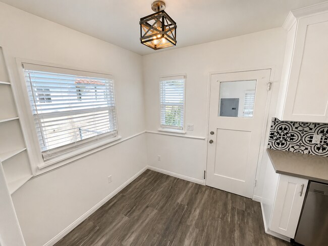 Building Photo - Completely Remodeled Spanish Style Midtown Apartment! Air Conditioning!