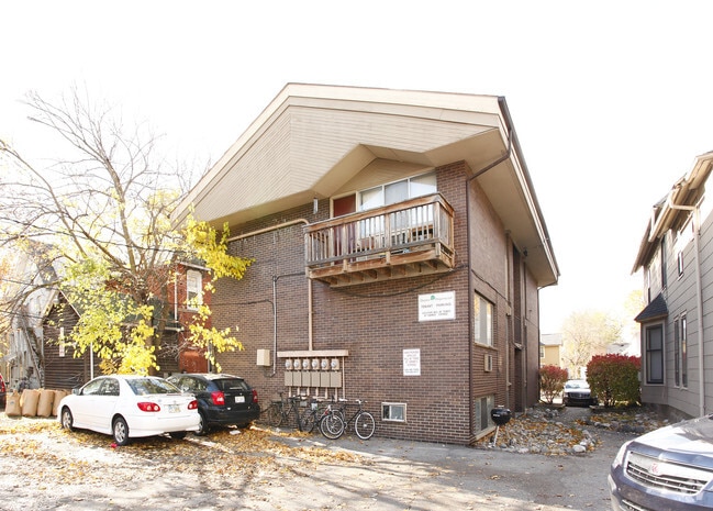 Building Photo - 913 Mary St