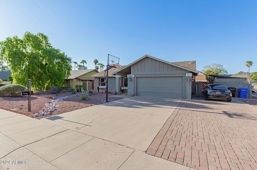 Primary Photo - 2547 E Corrine Dr