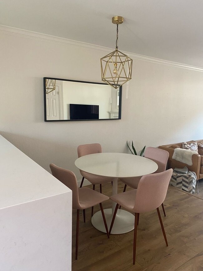 Building Photo - BACK ON MARKET!! Spacious Townhome in Grea...