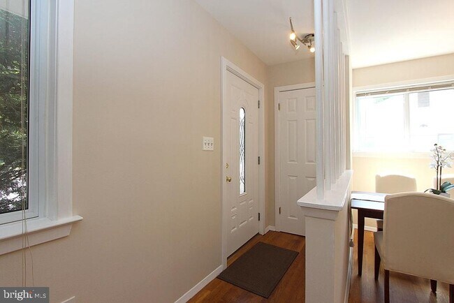 Building Photo - 5028 River Rd