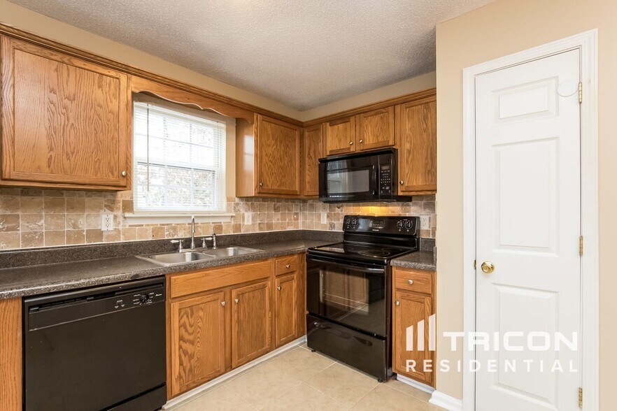 Building Photo - 142 Farmington Dr