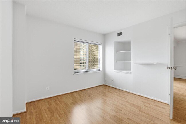 Building Photo - 309 Yoakum Pkwy