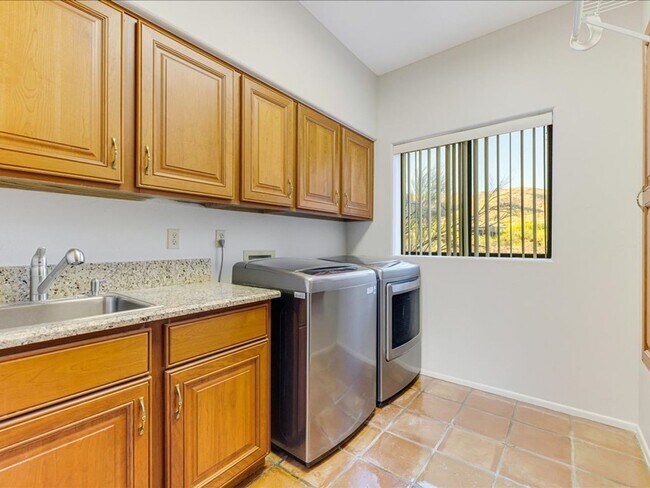 Building Photo - 4 bedroom 2.5 Bath