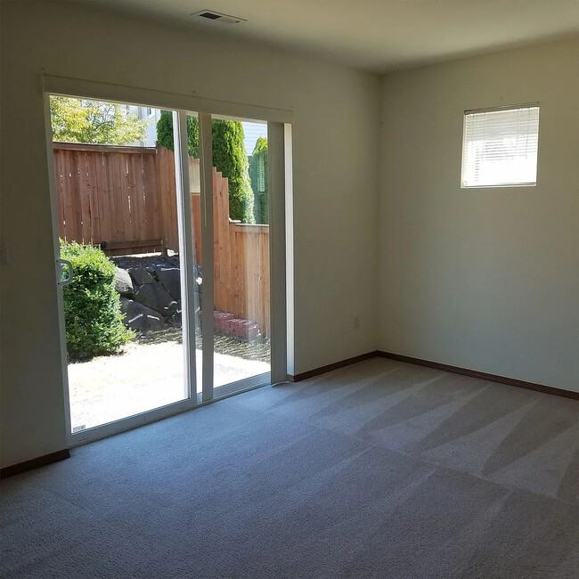 Building Photo - Beautiful 3 bed 2.5 ba house in highly desirable Liberty Ridge neighborhood