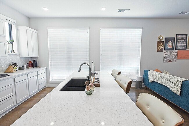 Building Photo - Dallas Gated Corner Townhome