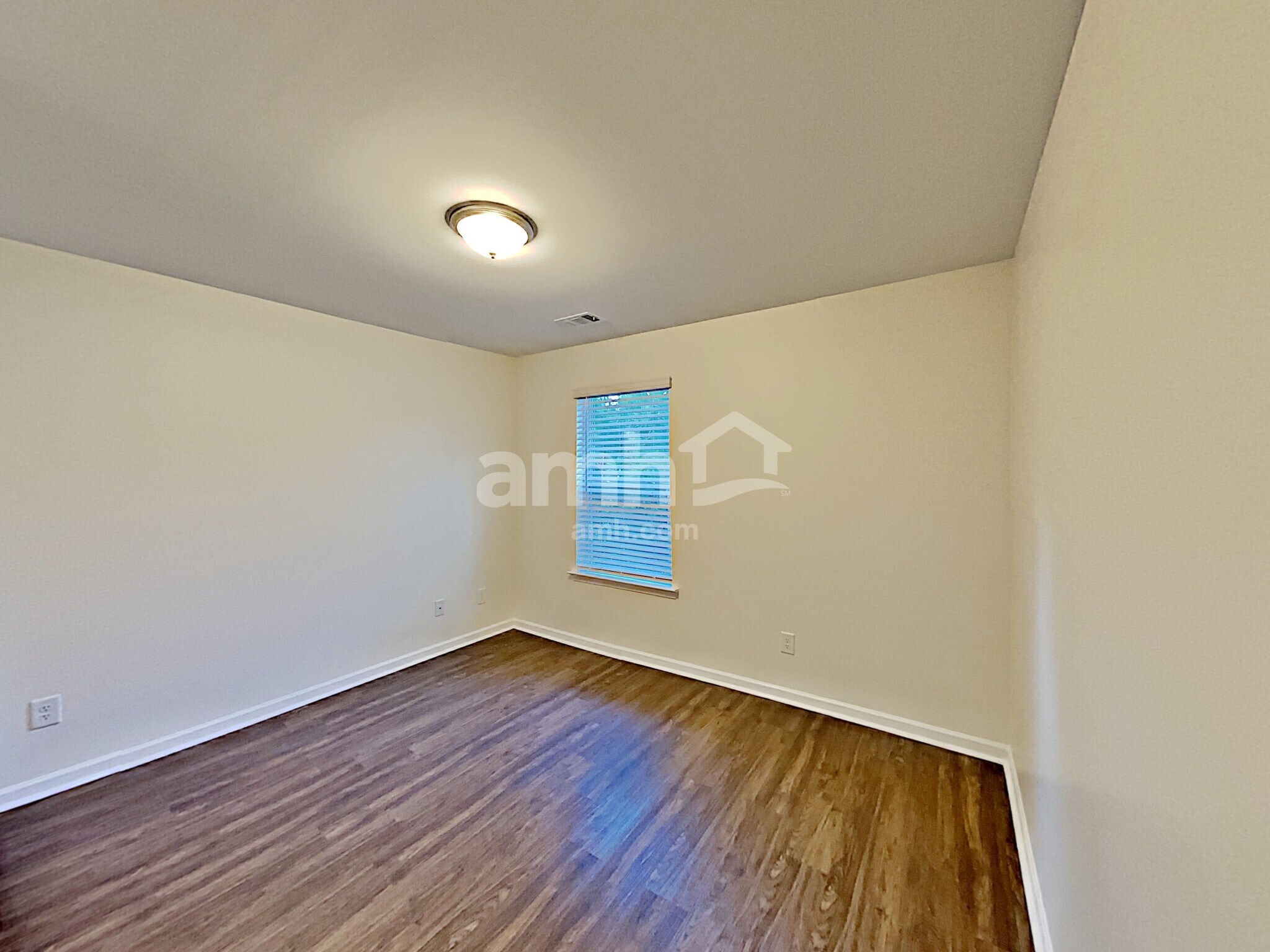 Building Photo - 561 Camp dr