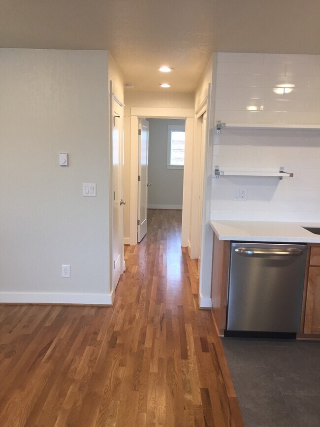 Building Photo - Private Modern 2Br Hardwoods, Quartz, SS A...