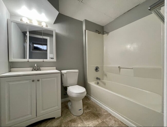 Building Photo - Outstanding 5 Bedroom 2 Bathroom Single Fa...