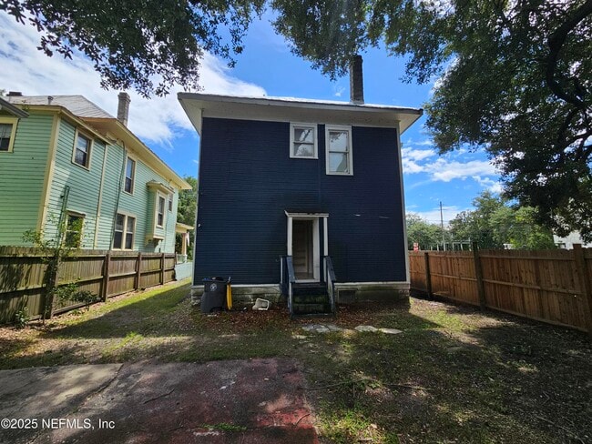 Building Photo - 307 E 9th St
