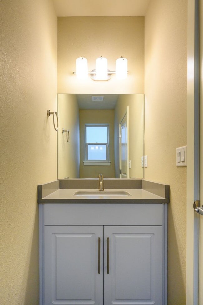 Building Photo - New listing!  Modern, A/C, Washer & Dryer included!