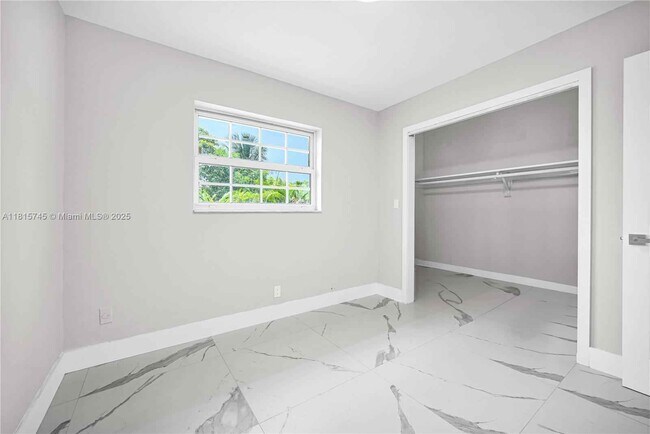 Building Photo - 100 SW 7th St