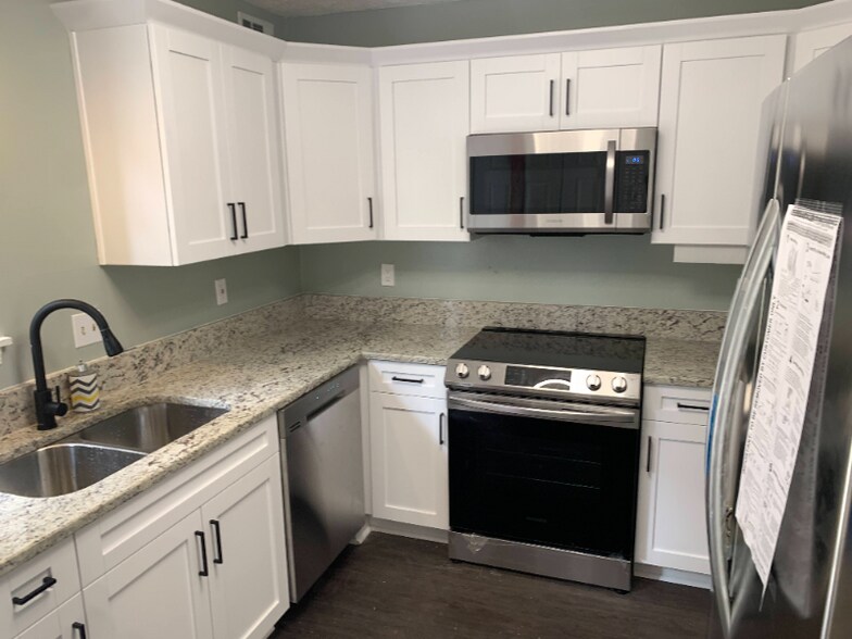 Building Photo - 556 Wedgewood Dr