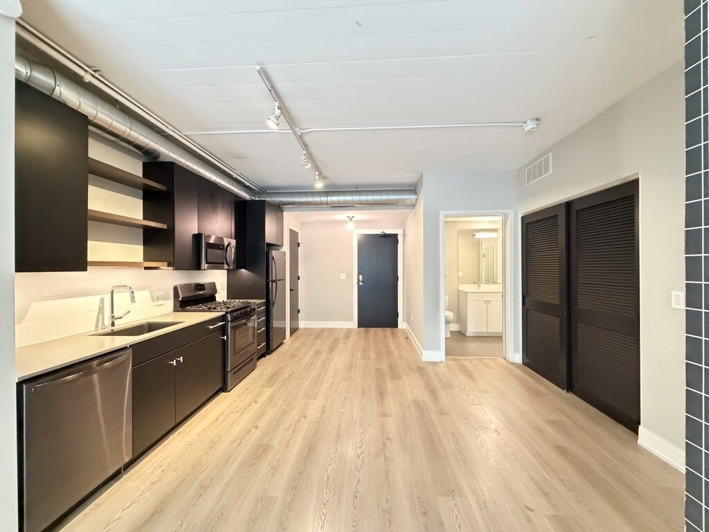 Building Photo - 941 W Belmont Ave