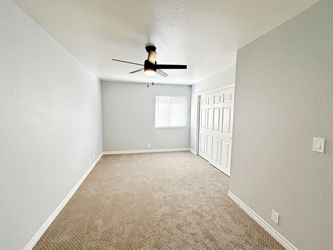 Building Photo - 2 BEDROOM 2 BATH FULLY REMODELED CONDO IN GUARD GATED COMMUNITY