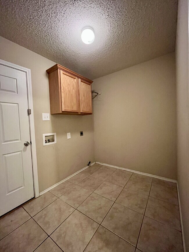 Building Photo - 3/2/2 on a Quiet Cul-De-Sac Street in the Frenship ISD