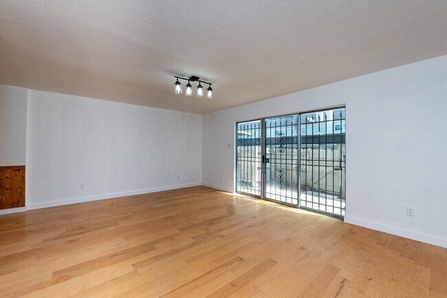 Building Photo - 8486 Ariel St