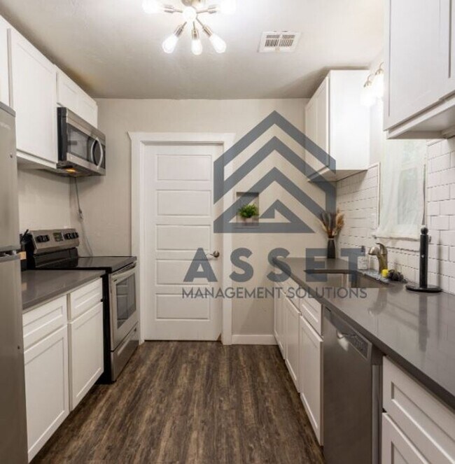 Building Photo - 2-Bed Furnished or Unfurnished The Choice Is Yours!