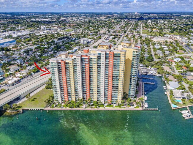 Building Photo - 2640 Lake Shore Dr