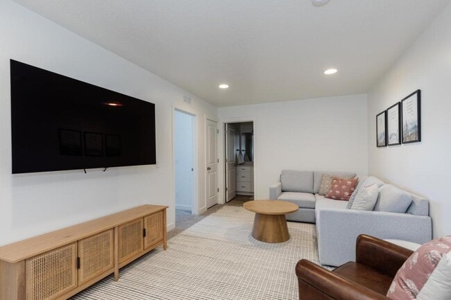 Building Photo - 344 Oregon Trl Dr