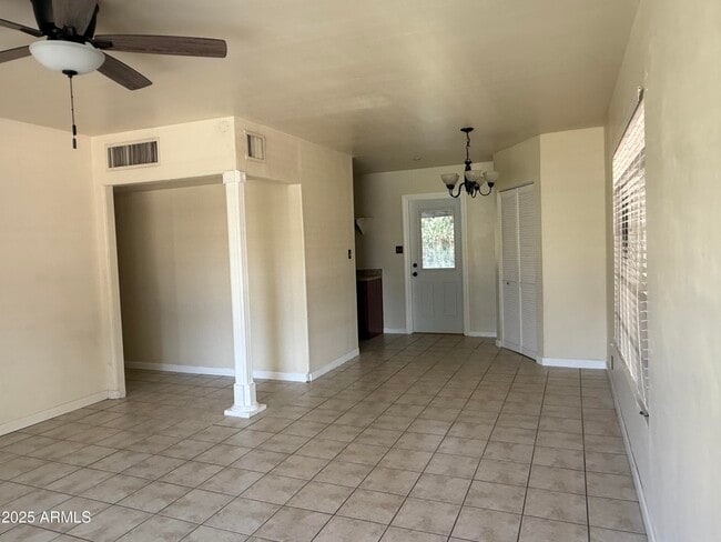 Building Photo - 1632 E Hudson Dr