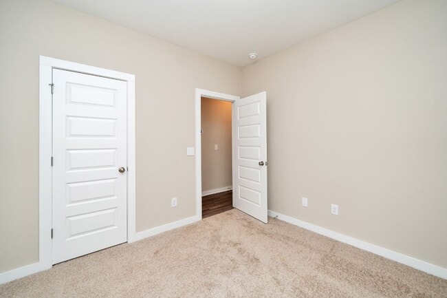 Building Photo - 5500 Blue Jay Cir