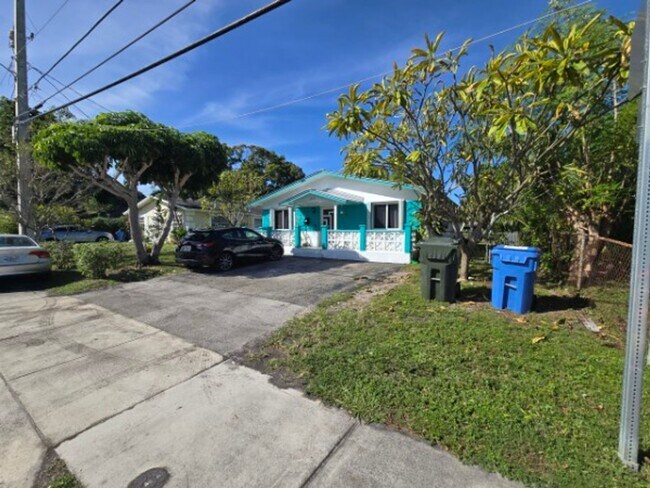 Building Photo - Comfortable Oakland Park Living - 3BR with Outdoor Space