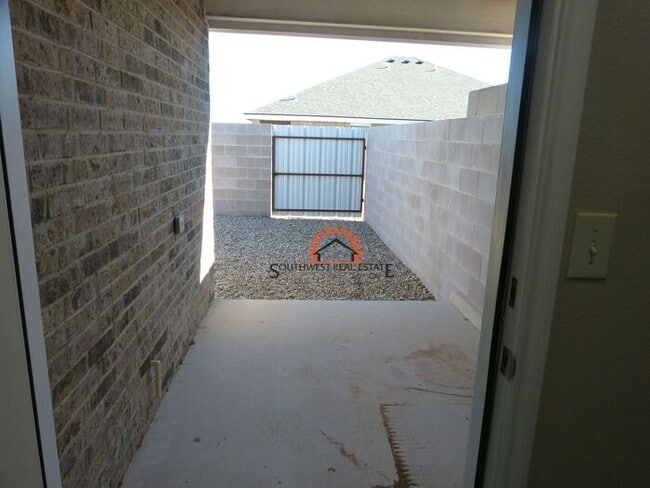 Building Photo - Spacious 2 bedroom 2 bath Duplex.