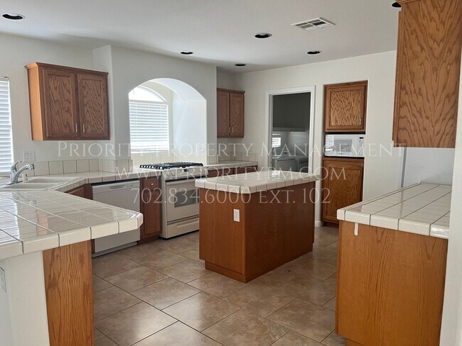 Building Photo - 10878 Royal Highlands St