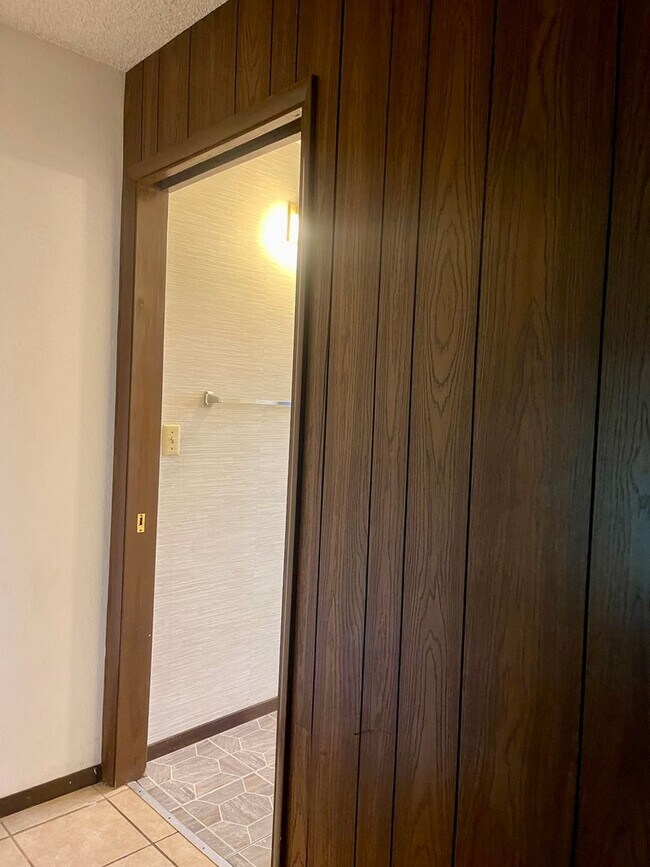 Building Photo - CHARMING 3 BED 2 BATH HOUSE WITH NEW HVAC, ROOF & LARGE FENCED BACKYARD