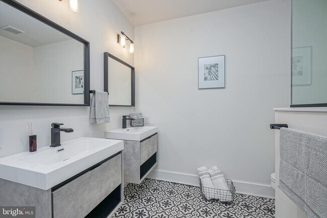 Building Photo - 1508 N Mascher St