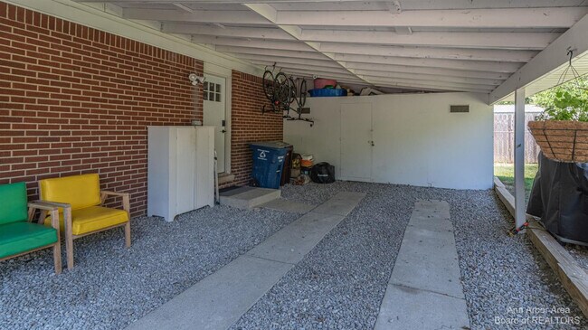 Building Photo - 2820 Hollywood Dr