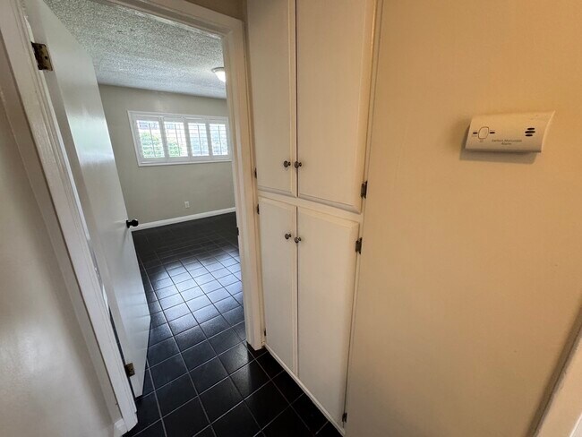 Building Photo - 1126 W 37th Pl