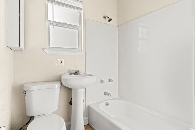 Building Photo - Massive 1,200 Sq Ft Renovated 3BR/2BA w/ Master Suite