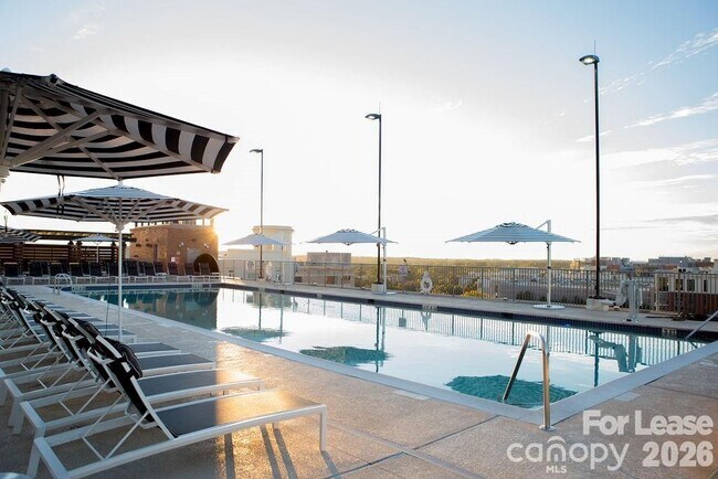 Building Photo - 215 N Pine St